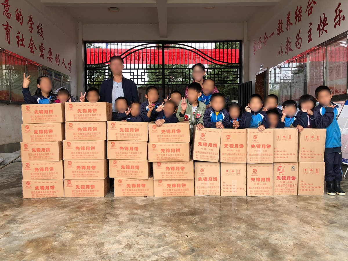 慰問福利院、聾啞學(xué)校