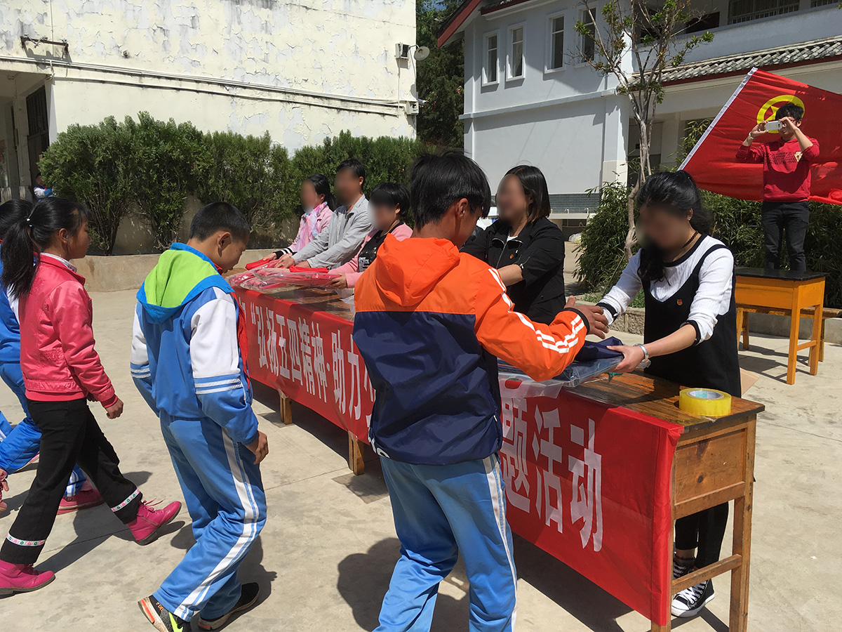 慰問福利院、聾啞學(xué)校
